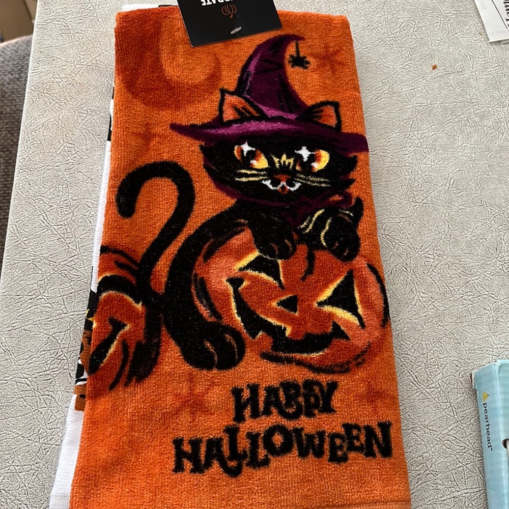 Halloween set of two kitchen towels NWT